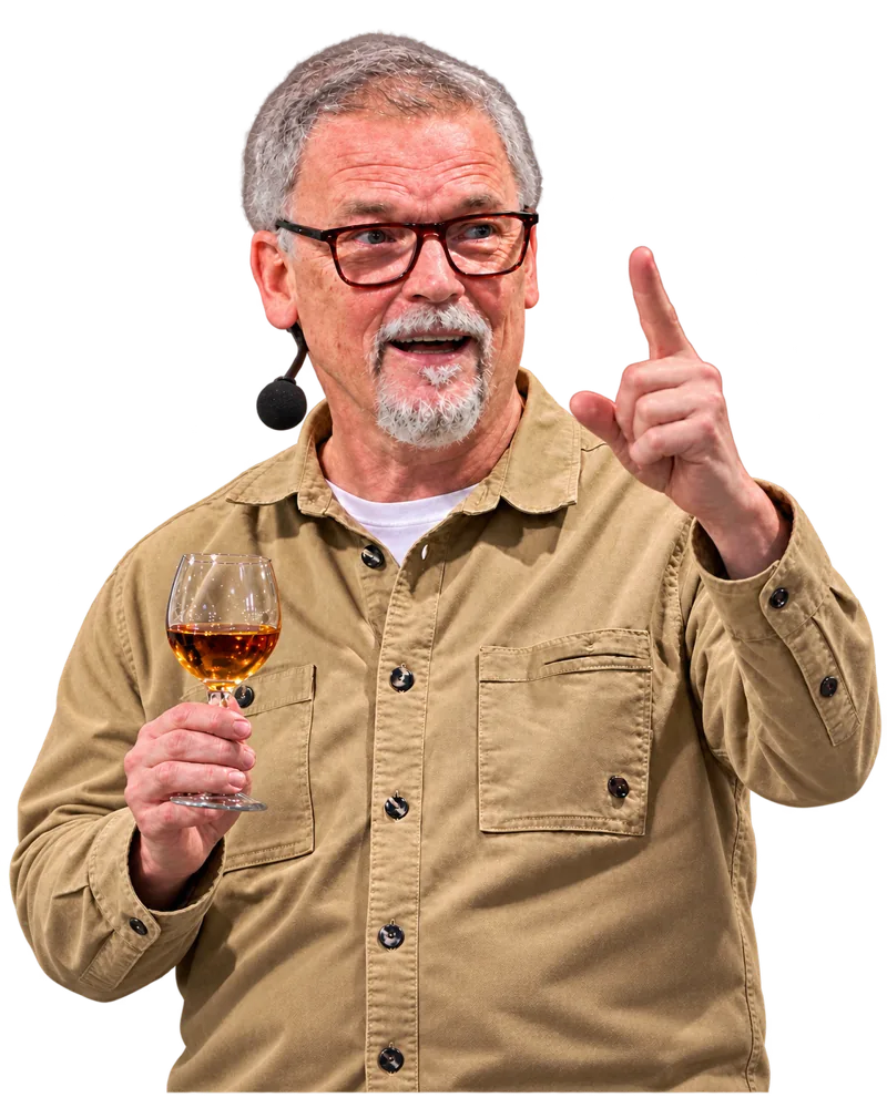 Anders Öhman leder en provning med ett glas sherry i handen
